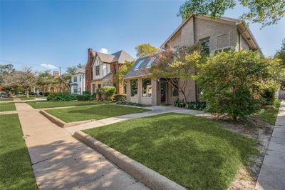 View of front of property with a front lawn | Image 3