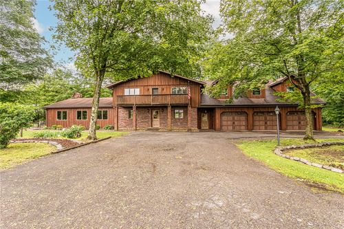 526 Pleasant Valley Rd, Connellsville, PA, 15425-6034 | Card Image