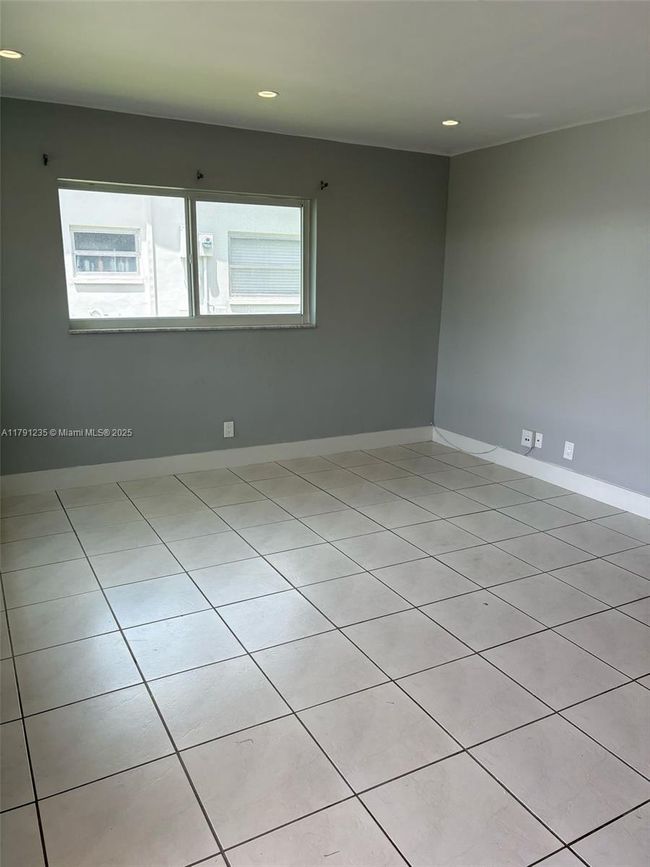 6807 Nw 75 Th St, House other with 2 bedrooms, 1 bathrooms and null parking in Tamarac FL | Image 8