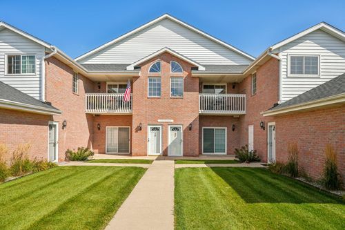 2524117 River Park Dr, Pewaukee, WI, 53072-5848 | Card Image