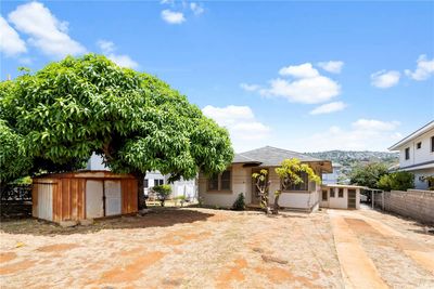 This home features an open concept front yard with ample space and sunlight, ideal for creating your dream garden. | Image 2