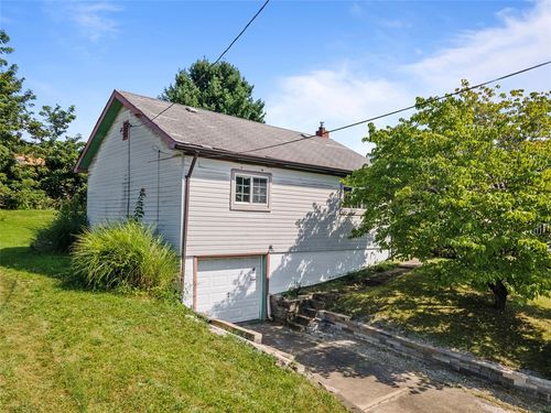 522 Pinehurst Dr, N Versailles, PA, 15137-2222 | Card Image