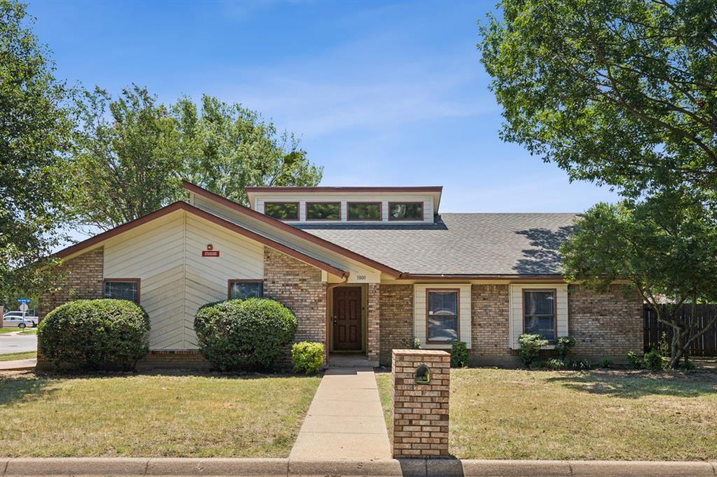Meadowmere Ln, Arlington, TX 76001