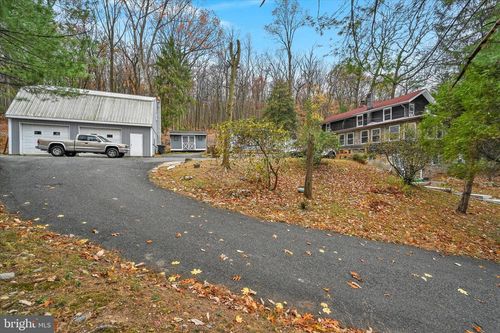 2460 Grandview Ave, MOUNT PENN, PA, 19606-2044 | Card Image