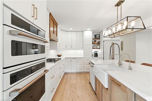 210 Northlake Dr, Waterloo, ON, N2V1A8 | Card Image