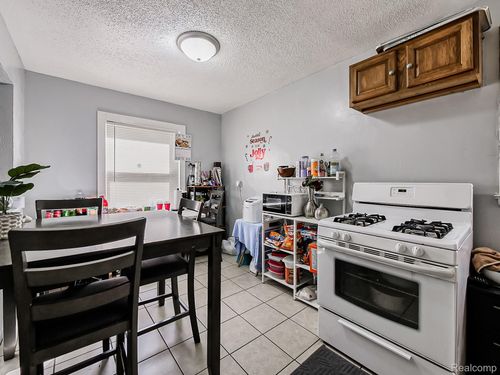 19377 Fenmore St, Detroit, MI, 48235-2252 | Card Image