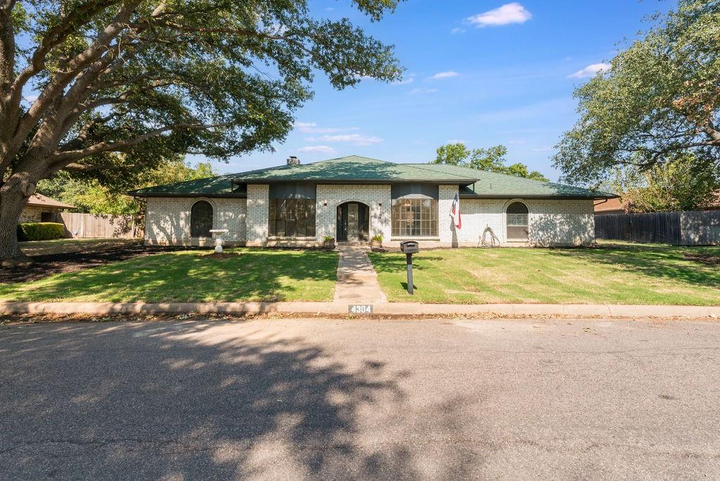 French Lake Dr, Fort Worth, TX 76133