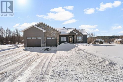 211 Lion Head Dr, Pakenham, ON, K0A2X0 | Card Image