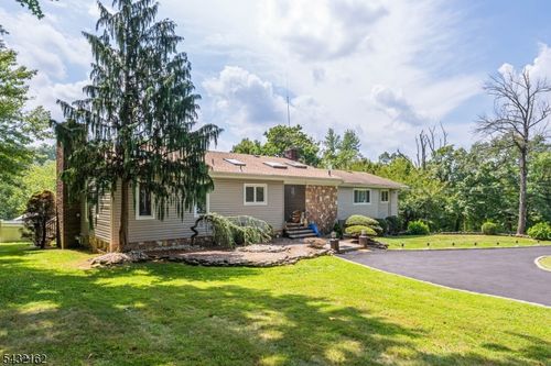 220 Horseshoe Rd, Berkeley Heights, NJ, 07922-2506 | Card Image
