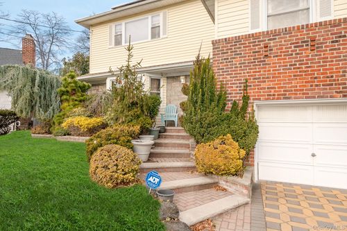 824 Lawrence Ct, West Hempstead, NY, 11552-3417 | Card Image