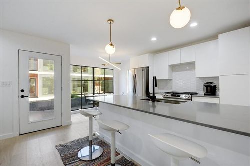 apt-204-400 E 30th St, Austin, TX, 78705-3860 | Card Image