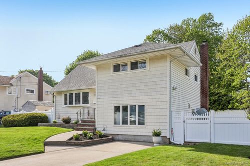 7 Bowden Dr, Huntingtn Sta, NY, 11746-4264 | Card Image