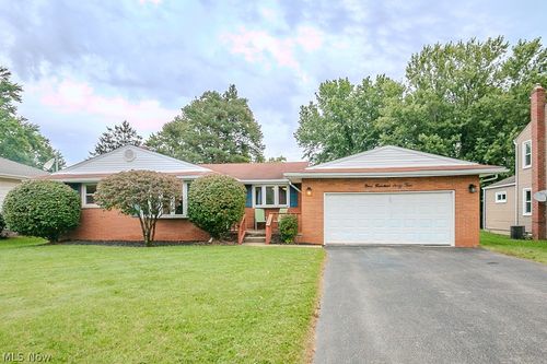 944 Larkridge Ave, Youngstown, OH, 44512-3138 | Card Image
