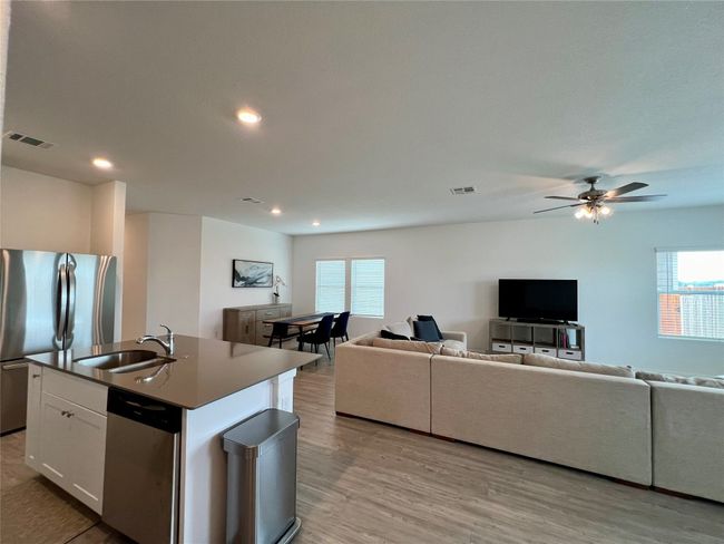 9138 Honey Mesquite, House other with 3 bedrooms, 2 bathrooms and 4 parking in Seguin TX | Image 6