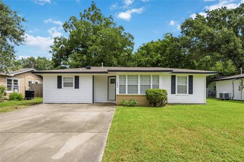 1530 15th Ave N, Texas City, TX, 77590-5311 | Card Image