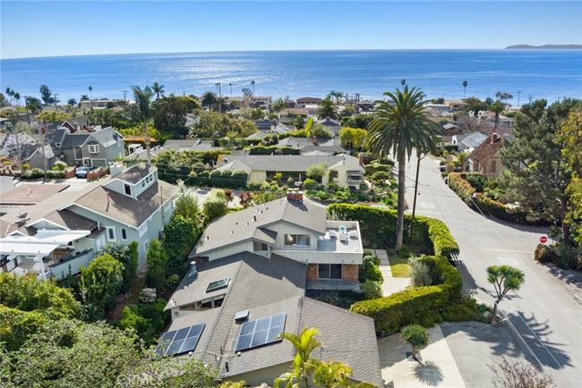 Best of all, the acclaimed schools, restaurants, shops and galleries that Laguna Beach is famous for are just a stone’s throw away, ensuring year-round enjoyment of California’s quintessential beach-living experience. | Image 39
