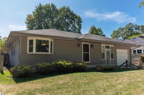 2016 Center Avenue, Bay City, MI, 48708 | Card Image