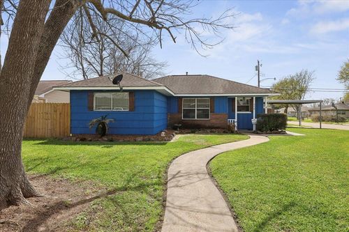 215 N 34th St, Nederland, TX, 77627-7221 | Card Image