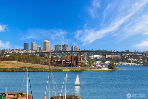 apt-2-2400 8th Ave N, Seattle, WA, 98109-2255 | Card Image