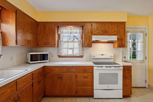 Lots of cabinets | Image 13