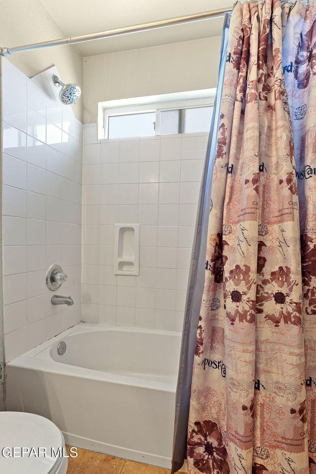 Bathroom 2 Tub/Shower | Image 31
