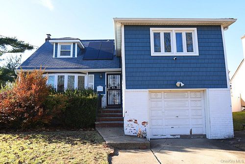 81 Hausch Blvd, Roosevelt, NY, 11575-1514 | Card Image