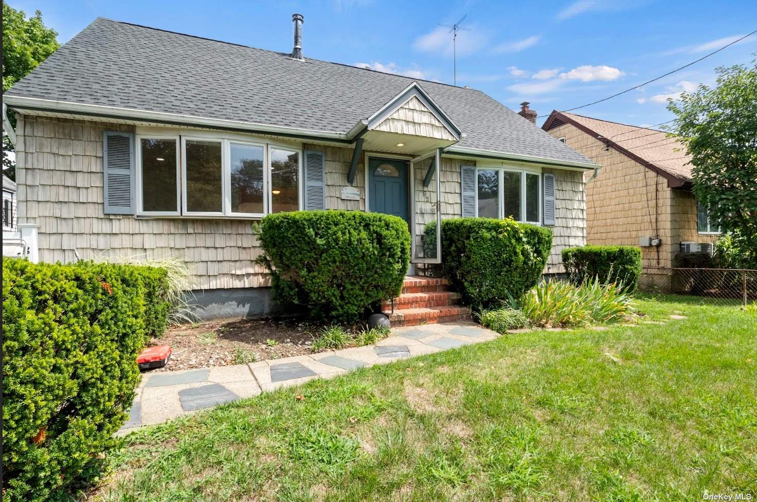 Burnham Ave, Roslyn Heights, NY 11577