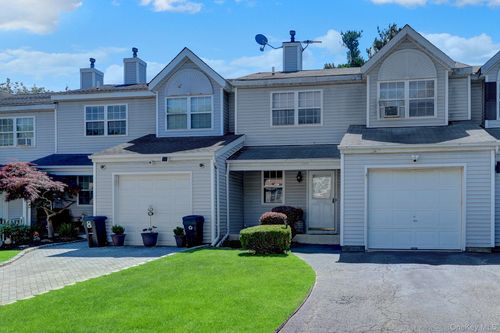 6 Beech St, Central Islip, NY, 11722-4102 | Card Image