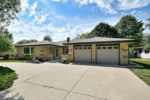 132 S Staffire Dr, Schaumburg, IL, 60193-1054 | Card Image