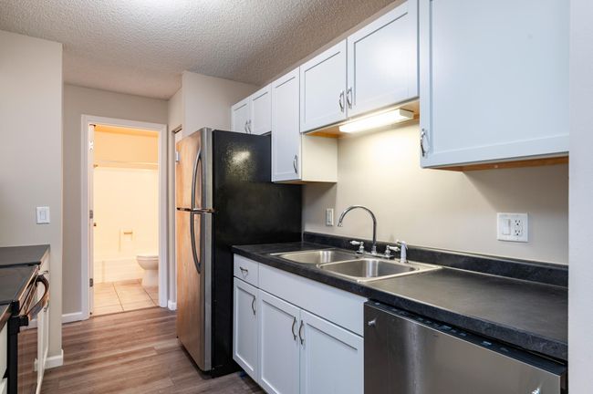 Newer cabinets and stainless steel appliances.jpg | Image 5