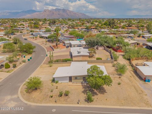 7460 N Oldfather Dr, Tucson, AZ, 85741-1626 | Card Image