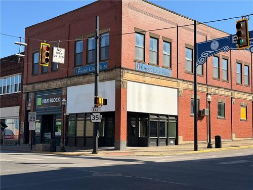 435 Lawrence Ave, Ellwood City, PA, 16117-8507 | Card Image