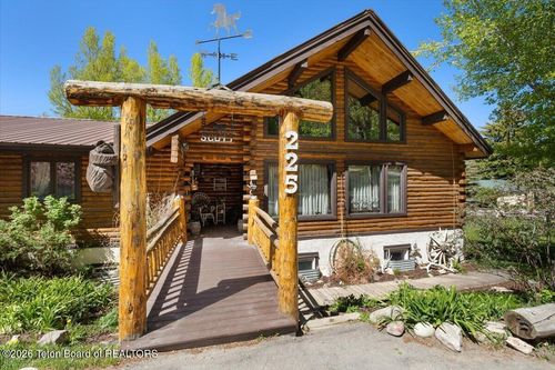 225 Pine Dr, Jackson, WY, 83001-8415 | Card Image