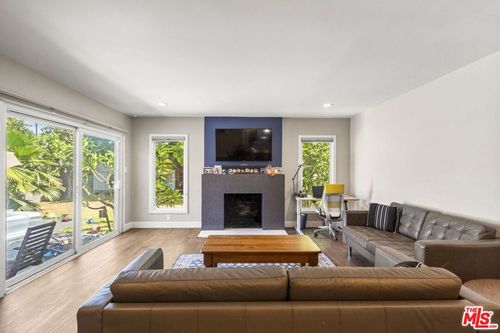 14034 Valerio St, Van Nuys, CA, 91405-2789 | Card Image