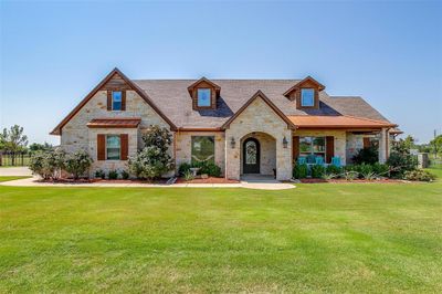 View of front facade featuring a front lawn | Image 1