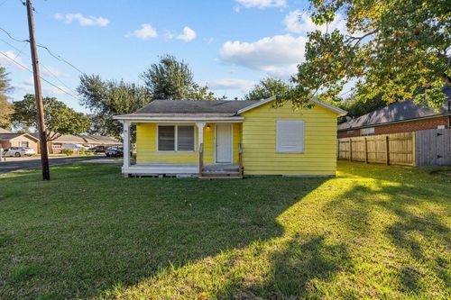 1916 N Logan St, Texas City, TX, 77590-4823 | Card Image