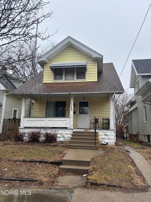 647 Carlton St, Toledo, OH, 43609-2975 | Card Image