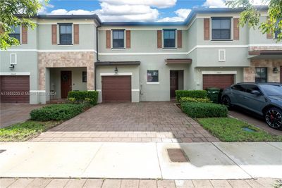 10025 - 10025 W 32nd Ln, Townhouse with 3 bedrooms, 2 bathrooms and null parking in Hialeah FL | Image 1