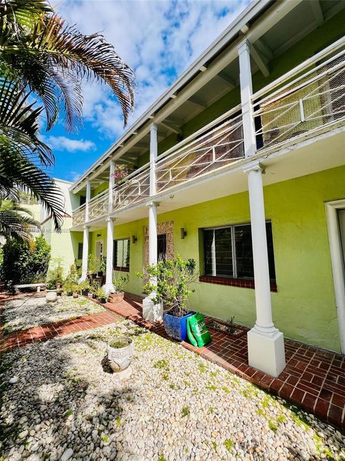 6-2830 Pine Tree Dr, Miami Beach, FL, 33140-4351 | Card Image