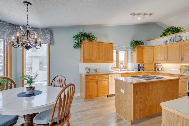 99 Hampshire Close Nw, Home with 4 bedrooms, 3 bathrooms and 4 parking in Calgary AB | Image 18