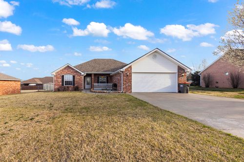 801 E 9th St, Grove, OK, 74344-2972 | Card Image