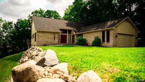 8454 Fawn Valley Dr, Clarkston, MI, 48348-4550 | Card Image