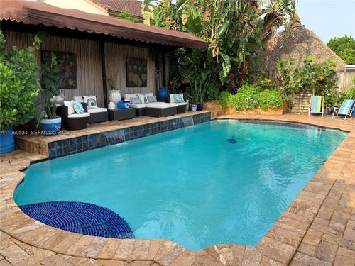 7971 Nw 186th Ter, Hialeah, FL, 33015-7203 | Card Image