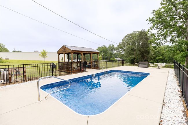 1352 W Cherokee St, House other with 3 bedrooms, 3 bathrooms and null parking in Blacksburg SC | Image 40