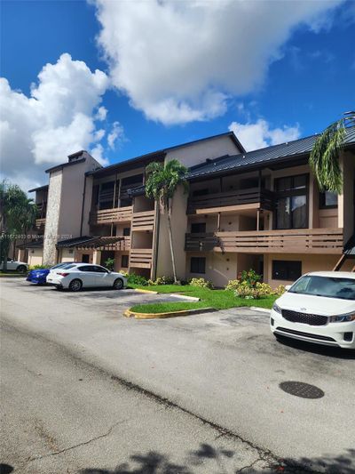 202 - 140 Sw 96th Ter, Condo with 2 bedrooms, 2 bathrooms and null parking in Plantation FL | Image 2