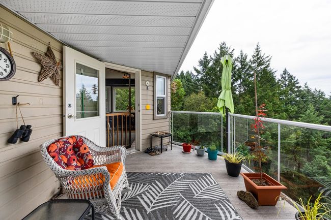 deck off of kitchen | Image 31