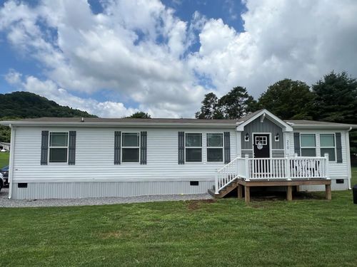 210 Lee St, Bluefield, VA, 24605-8642 | Card Image