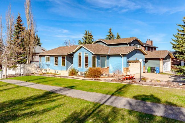 216 Sanderling Place Nw, Home with 5 bedrooms, 3 bathrooms and 4 parking in Calgary AB | Image 2