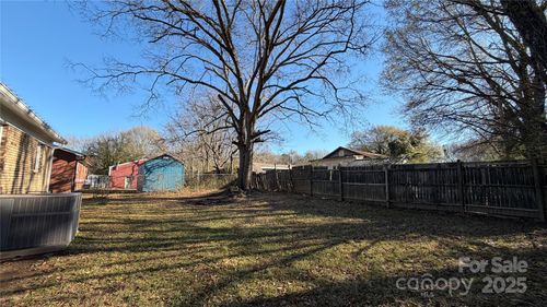 513 E Holly St, Dallas, NC, 28034-2109 | Card Image