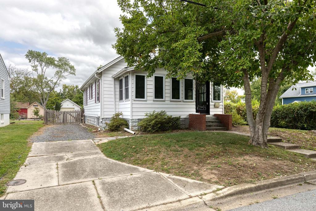 Roanoke Pl, College Park, MD 20740